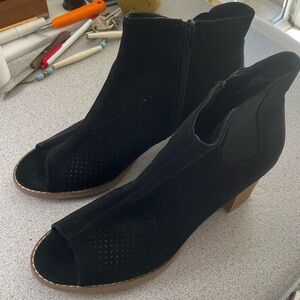 Jore suede size 91/2 booties